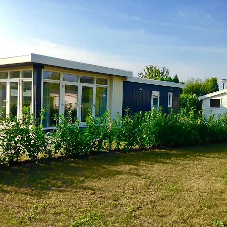בית נופש Recreatiepark En Jachthaven Rhederlaagse Meren
