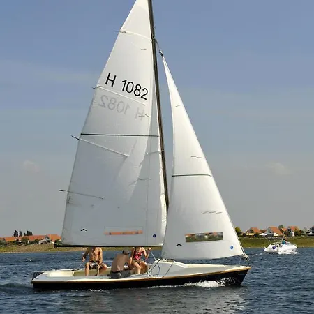 בית נופש Recreatiepark En Jachthaven Rhederlaagse Meren *